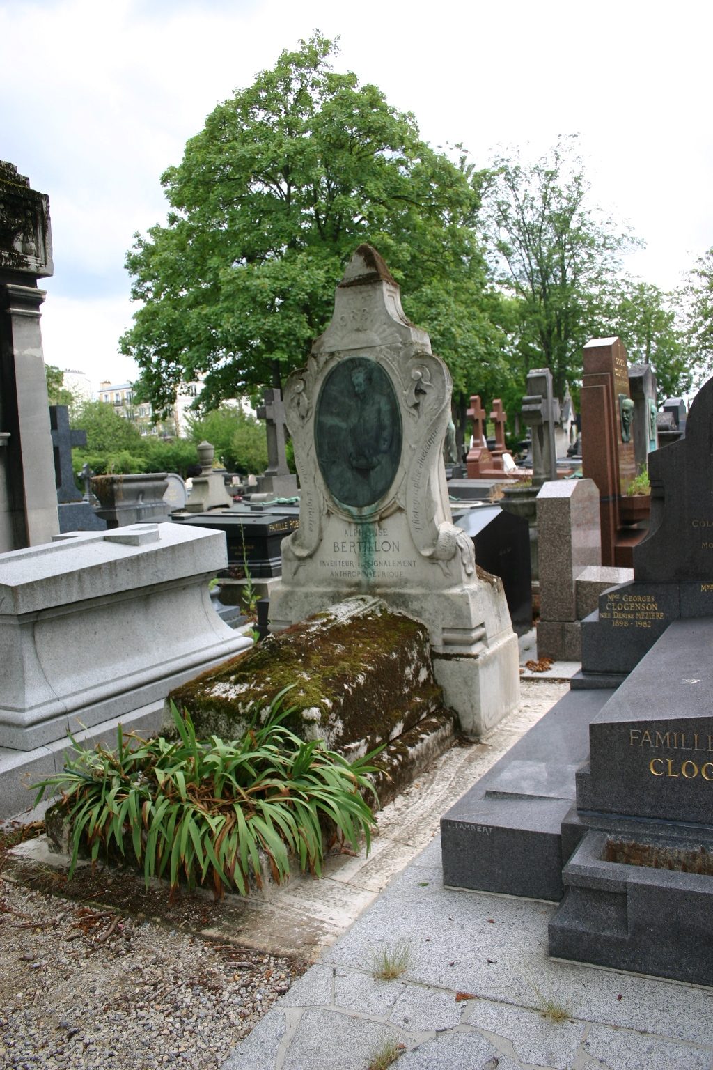 Alphonse%20Bertillon%27s%20tomb%2C%20Pere%20Lachaise%20Cemetery%2C%20Paris%20-%2001.JPG